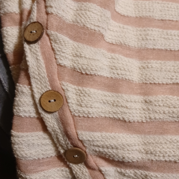 Pink and off white top. - Picture 3 of 4